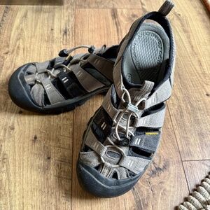 LIKE NEW Men's KEEN Newport H2 Waterproof Outdoor Sandals